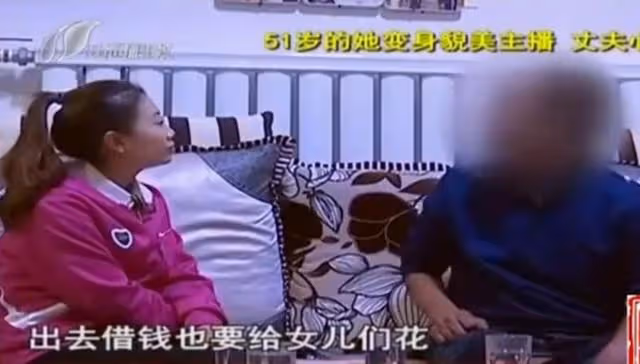 51歲大媽做主播,因穿著暴露直播被丈夫暴打,丈夫:她教壞女兒