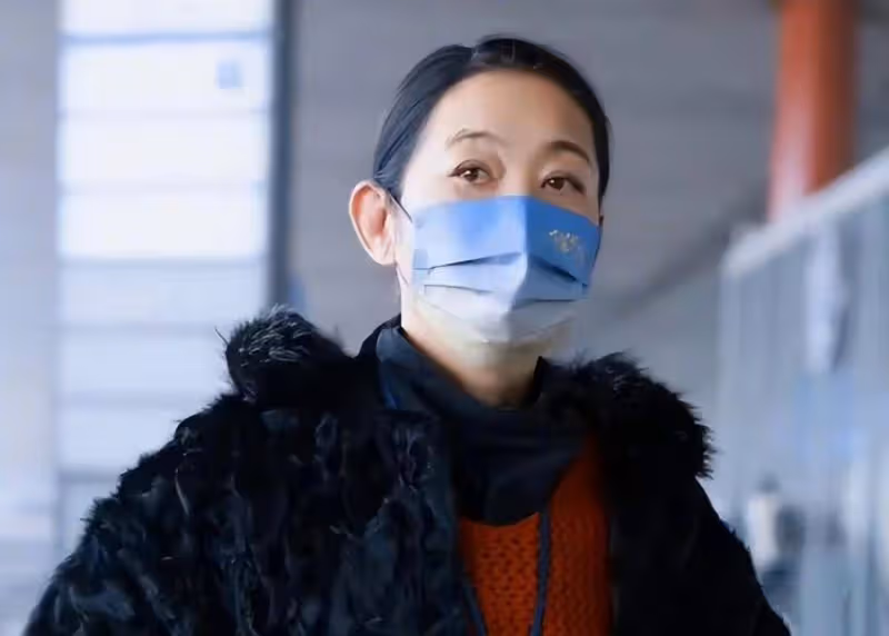 主持人倪萍近況曝光!現身機場身材消瘦,戴血氧儀身體狀況引擔憂