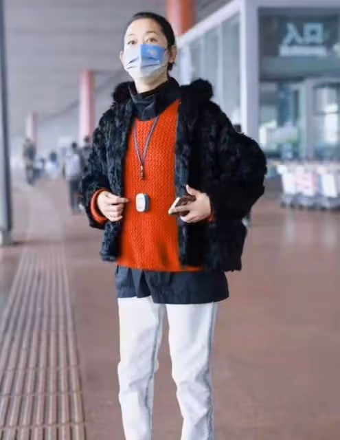 主持人倪萍近況曝光!現身機場身材消瘦,戴血氧儀身體狀況引擔憂