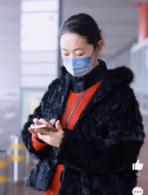 主持人倪萍近況曝光!現身機場身材消瘦,戴血氧儀身體狀況引擔憂