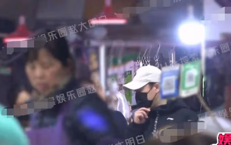 張頌文低調現身菜市場被偷拍!穿百元外套接地氣,大火後依舊樸素