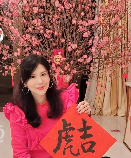 富貴！55歲前港姐曬千尺豪宅超氣派，退圈經商多年至今仍未婚未育