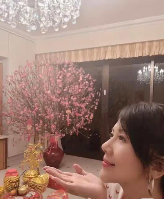 富貴！55歲前港姐曬千尺豪宅超氣派，退圈經商多年至今仍未婚未育