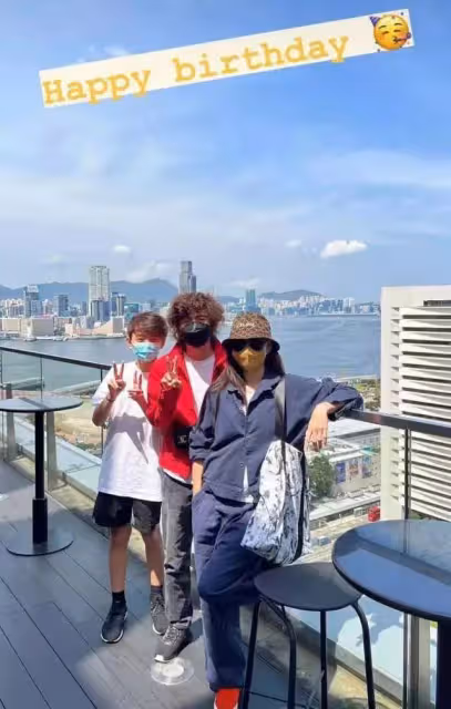 張柏芝：大兒子有點長殘了，五官不像謝霆鋒，頂著爆炸頭有點害羞