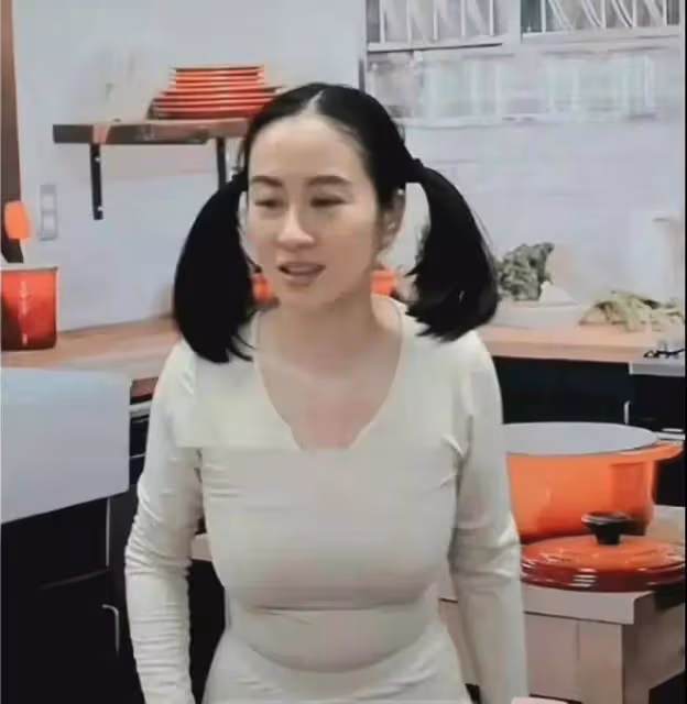葉璇直播:不走尋常路,穿的打底衣太過修身,贅肉都看得一清二楚