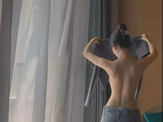 李菲兒：身材管理還挺到位的，曬「大尺度」照片，不把網友當外人