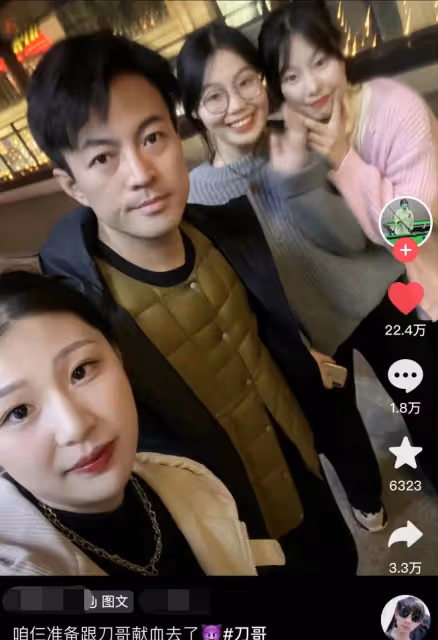 《狂飆》唐小龍走紅後現身撞球廳,眼神犀利很有范,被仨美女擁簇