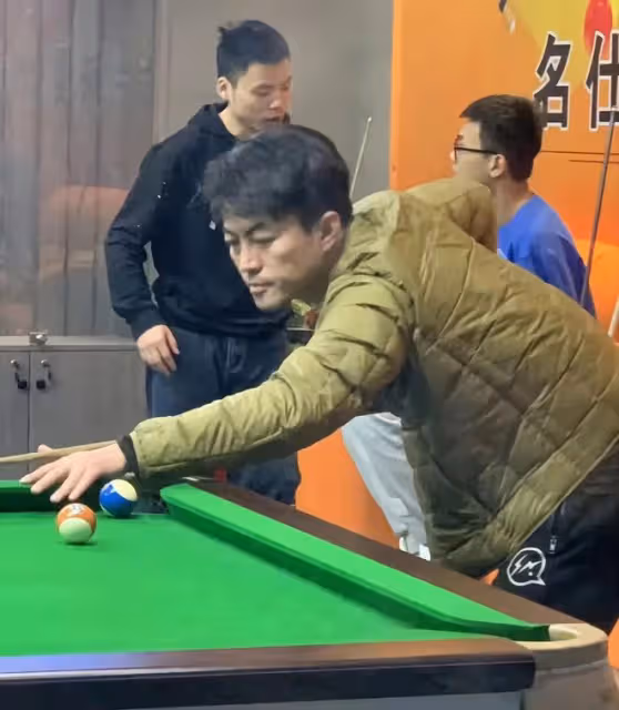 《狂飆》唐小龍走紅後現身撞球廳,眼神犀利很有范,被仨美女擁簇