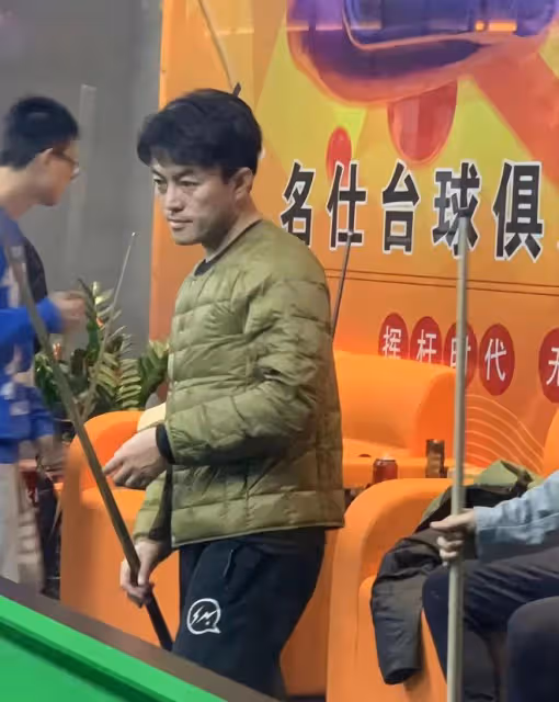 《狂飆》唐小龍走紅後現身撞球廳,眼神犀利很有范,被仨美女擁簇