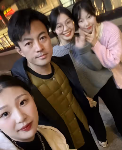 《狂飆》唐小龍走紅後現身撞球廳,眼神犀利很有范,被仨美女擁簇