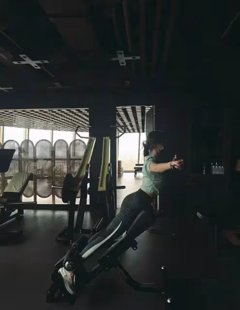 關曉彤秀健身照破懷孕傳言,小腹平坦馬甲線優越,S曲線長腿吸睛