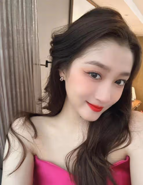 關曉彤秀健身照破懷孕傳言,小腹平坦馬甲線優越,S曲線長腿吸睛