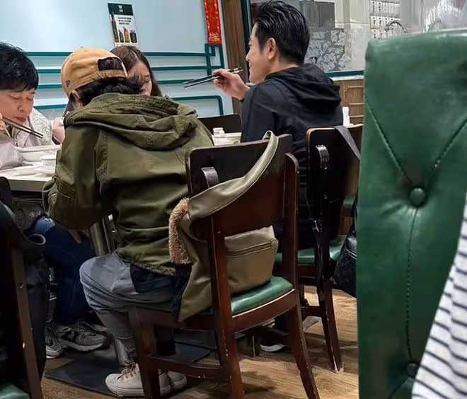 郭富城小美聚餐被偶遇！差4歲遭指像母子，女方未婚寵愛方媛女兒