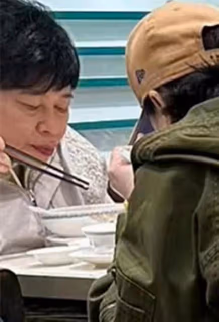 郭富城小美聚餐被偶遇！差4歲遭指像母子，女方未婚寵愛方媛女兒