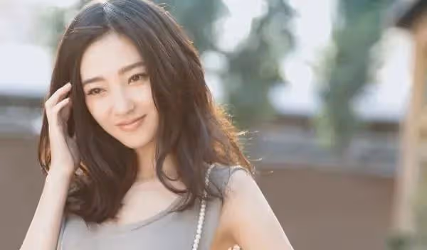 陳飛宇否認為愛當三，李靚蕾質疑王力宏，王麗坤好友發聲
