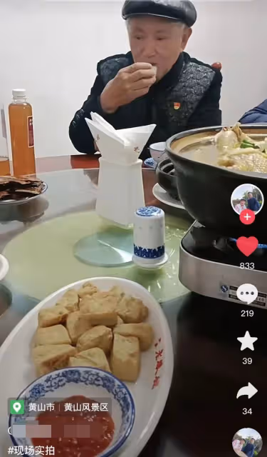 87歲戲骨牛犇現身黃山吃席,舉杯吃力手顫巍,喪妻後獨自住養老院