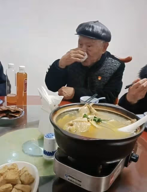 87歲戲骨牛犇現身黃山吃席,舉杯吃力手顫巍,喪妻後獨自住養老院