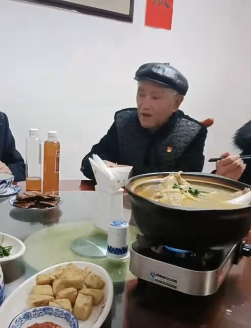 87歲戲骨牛犇現身黃山吃席,舉杯吃力手顫巍,喪妻後獨自住養老院