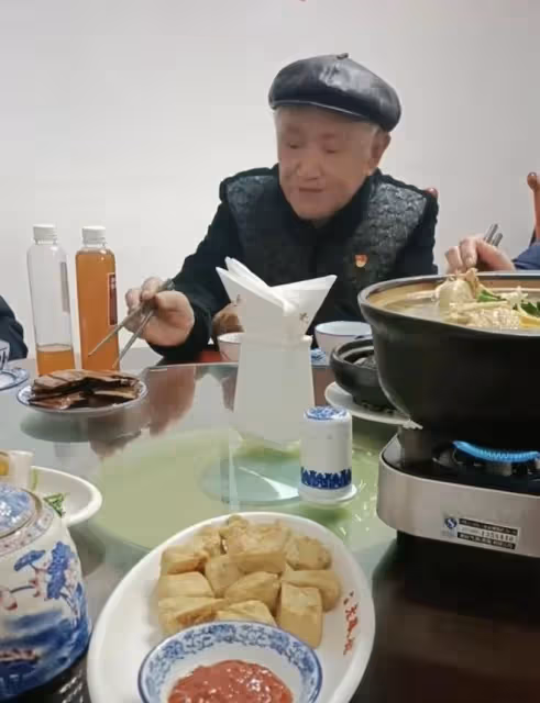 87歲戲骨牛犇現身黃山吃席,舉杯吃力手顫巍,喪妻後獨自住養老院