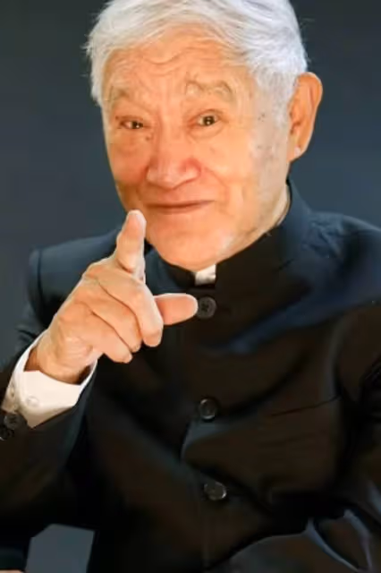 87歲戲骨牛犇現身黃山吃席,舉杯吃力手顫巍,喪妻後獨自住養老院