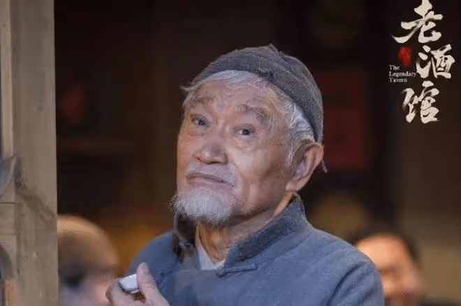 87歲戲骨牛犇現身黃山吃席，舉杯吃力手顫巍，喪妻後獨自住養老院