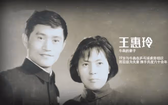 87歲戲骨牛犇現身黃山吃席，舉杯吃力手顫巍，喪妻後獨自住養老院