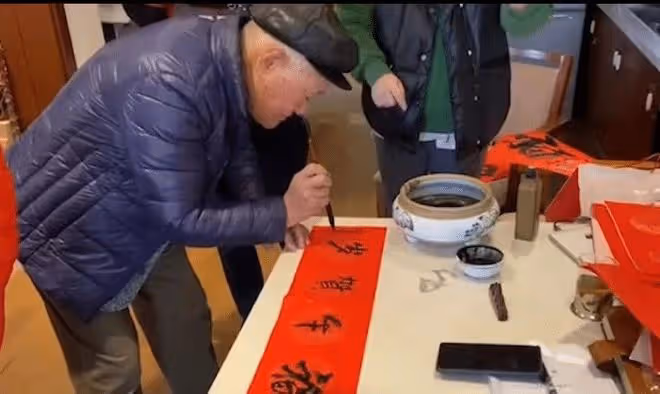 87歲戲骨牛犇現身黃山吃席，舉杯吃力手顫巍，喪妻後獨自住養老院