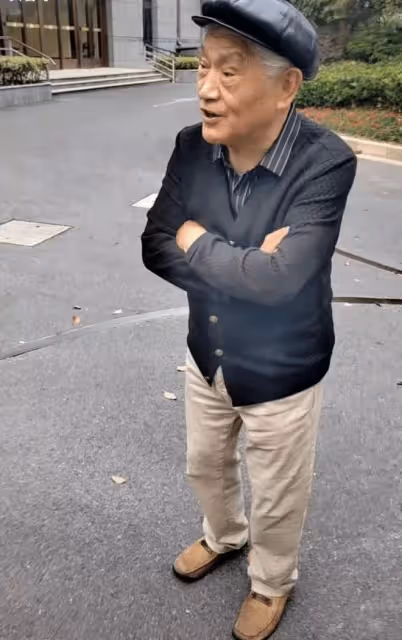 87歲戲骨牛犇現身黃山吃席，舉杯吃力手顫巍，喪妻後獨自住養老院