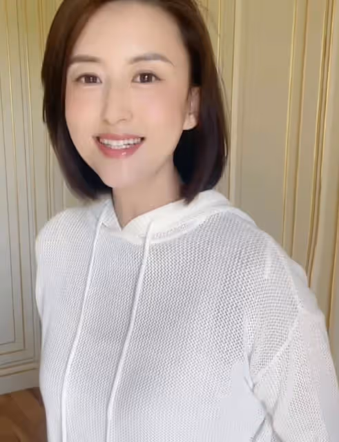 央視主持張蕾外出逛街無人識，43歲貌美如少女，一雙腿又細又長