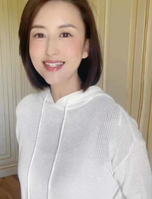 央視主持張蕾外出逛街無人識,43歲貌美如少女,一雙腿又細又長