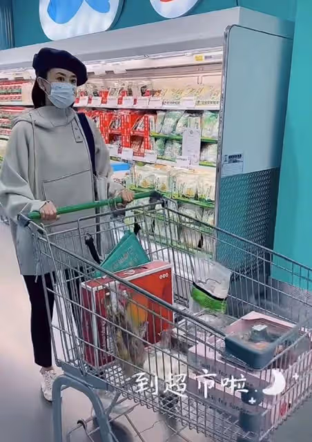 央視主持張蕾外出逛街無人識，43歲貌美如少女，一雙腿又細又長