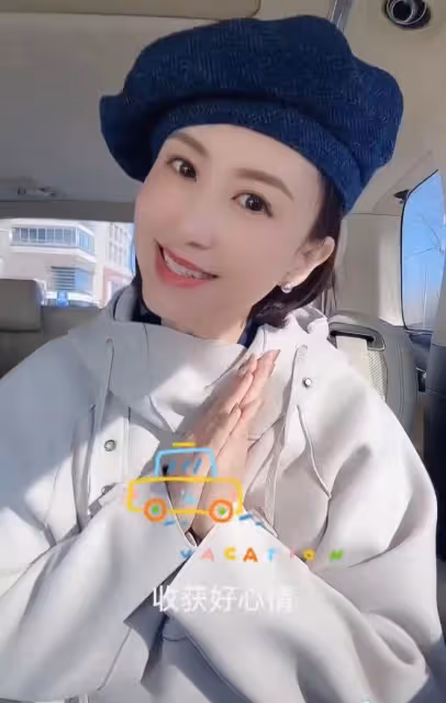 央視主持張蕾外出逛街無人識，43歲貌美如少女，一雙腿又細又長