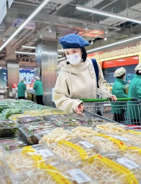 央視主持張蕾外出逛街無人識,43歲貌美如少女,一雙腿又細又長