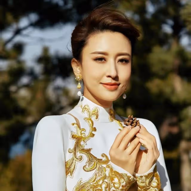 央視主持張蕾外出逛街無人識,43歲貌美如少女,一雙腿又細又長