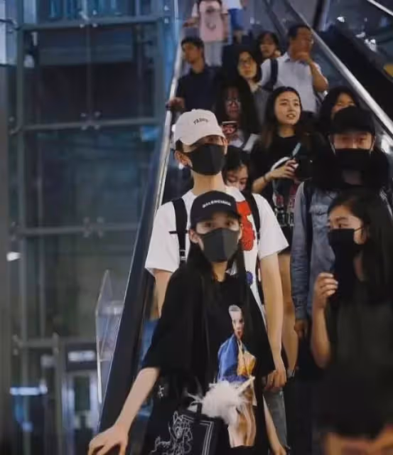 陳飛宇床照引熱議,素顏被吐槽!戀愛對象曝光:大他四歲清華學歷