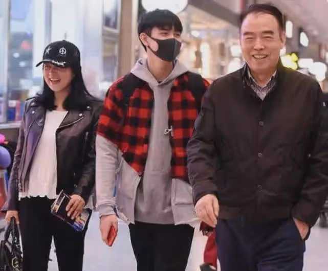 陳飛宇床照引熱議，素顏被吐槽！戀愛對象曝光：大他四歲清華學歷