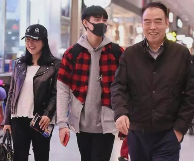 陳飛宇床照引熱議,素顏被吐槽!戀愛對象曝光:大他四歲清華學歷