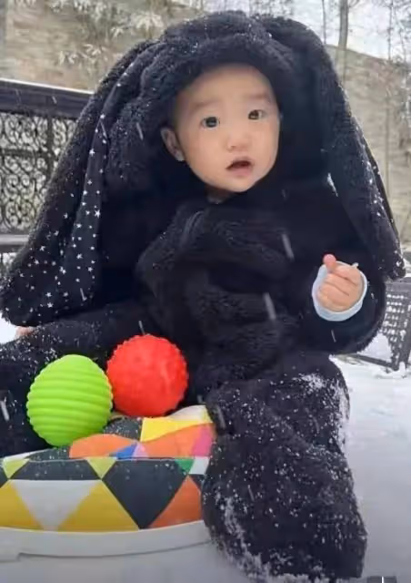 李亞鵬:小女兒眼睛似有問題,網友紛紛勸他趕緊去看醫生好心酸