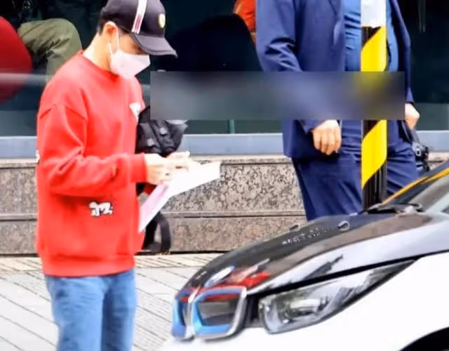 林志穎車禍後首露面,依舊陽光帥氣的他,右手全程沒拿麥