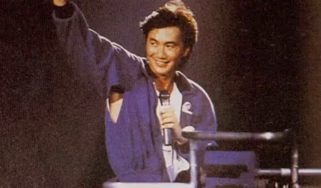 74歲許冠傑現身街頭開唱,穿背心打扮新潮,遭粉絲圍堵水泄不通