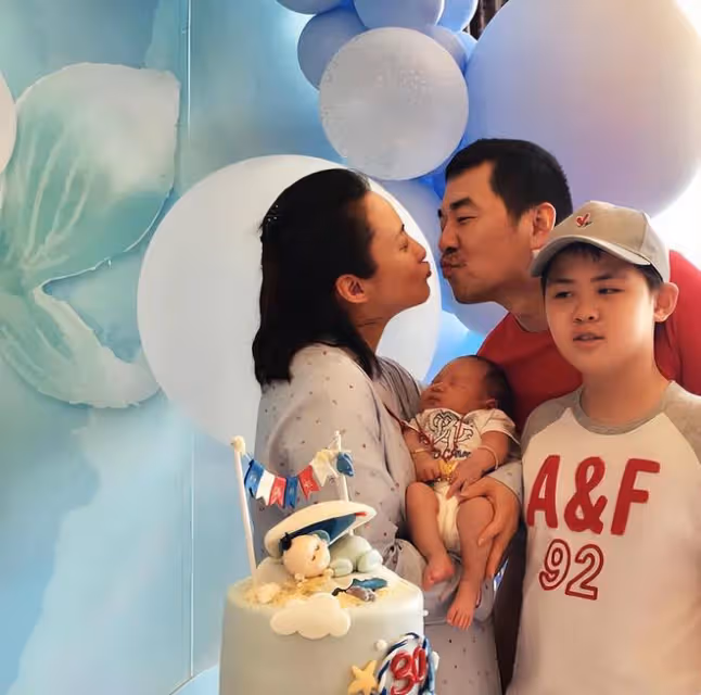 陳建斌夫婦提前過情人節,吃冰激凌逛街,與蔣勤勤舉止親密好恩愛