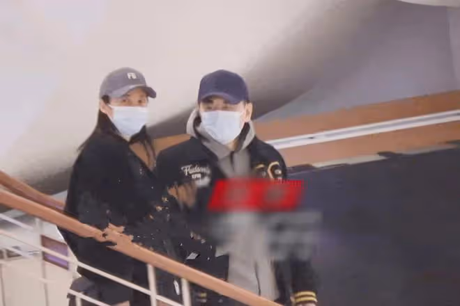 陳建斌夫婦提前過情人節,吃冰激凌逛街,與蔣勤勤舉止親密好恩愛