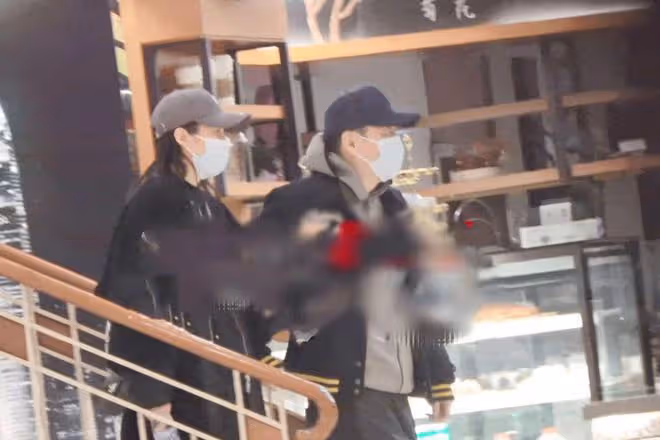 陳建斌夫婦提前過情人節,吃冰激凌逛街,與蔣勤勤舉止親密好恩愛