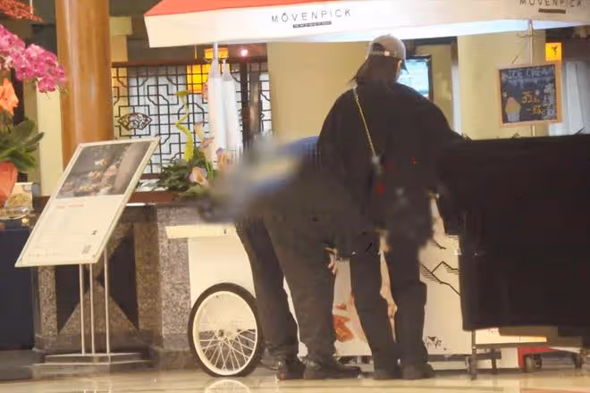 陳建斌夫婦提前過情人節,吃冰激凌逛街,與蔣勤勤舉止親密好恩愛