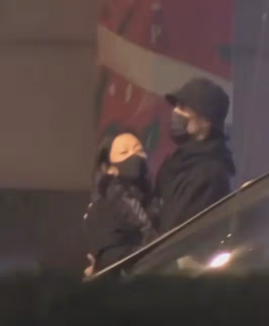 陳飛宇風波後首現身,怒指媒體記者滿臉凝重,摟著媽媽不斷安慰