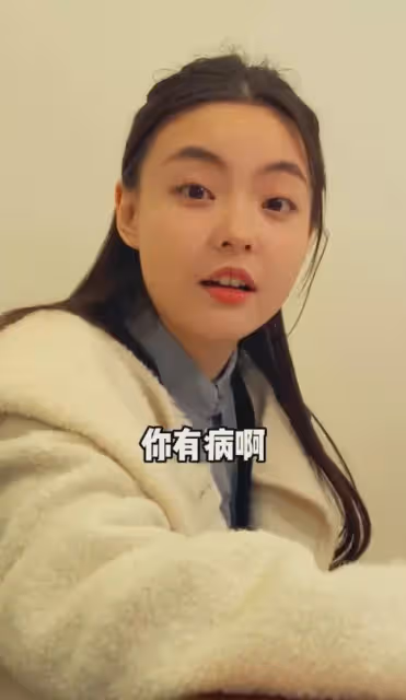 陳飛宇風波後首現身，怒指媒體記者滿臉凝重，摟著媽媽不斷安慰