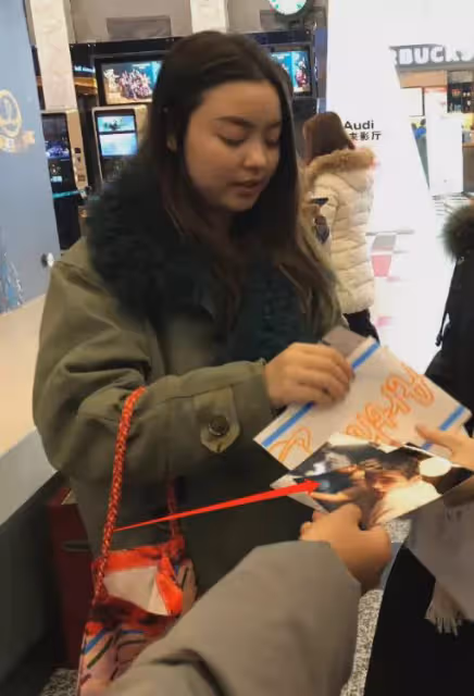 陳飛宇風波後首現身，怒指媒體記者滿臉凝重，摟著媽媽不斷安慰