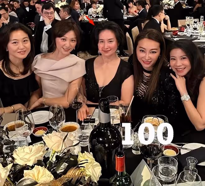 何超瓊與名媛姐妹合影獨坐C位,氣強太過強大碾壓了眾姐妹