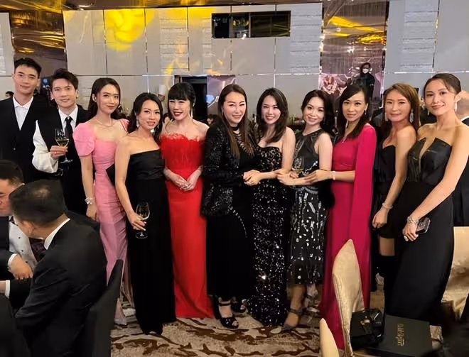 何超瓊與名媛姐妹合影獨坐C位,氣強太過強大碾壓了眾姐妹