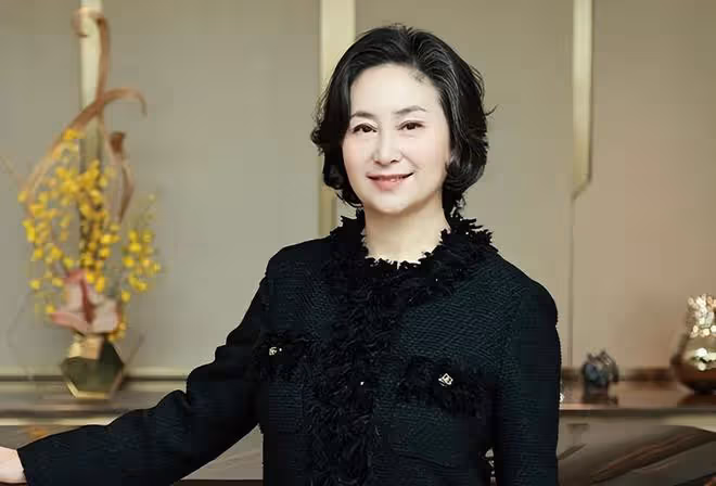 何超瓊與名媛姐妹合影獨坐C位,氣強太過強大碾壓了眾姐妹